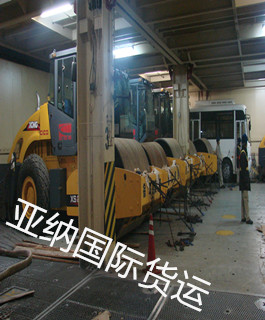 压路机滚装船舱内加固绑扎